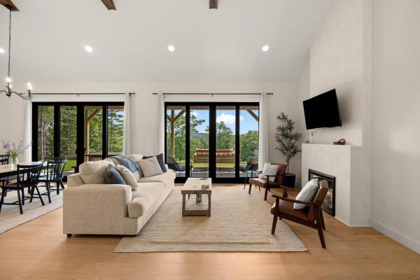 Villa Acadia with Mountain Views, Забронировать  Отели Acadia National Park с парковкой, Парковка