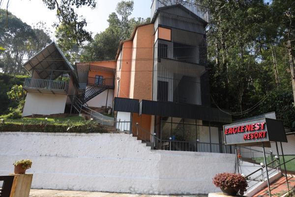 Eagle Nest Hotel Thekkady, Забронировать  Отели штата Кералы с парковкой, Парковка