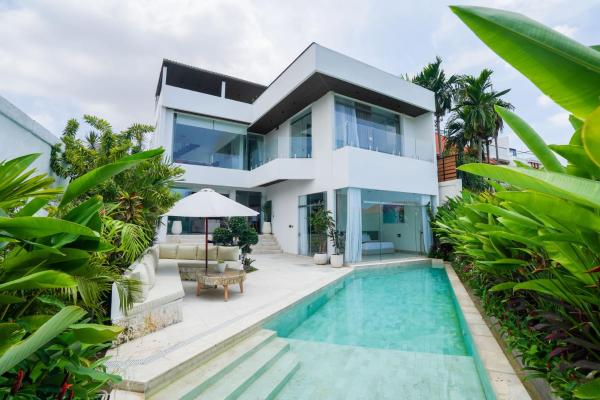 Brand New 5BR Ultra Luxury Designer Villa Canngu, Забронировать  Отели Бадунг с бассейном, Бассейн