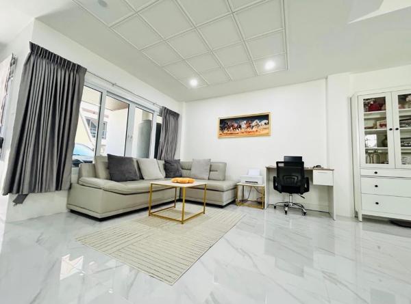 Corrib Village Phratamnak Cozy 4 BDR Villa Pool, Забронировать  Южная Паттайя Паттайя