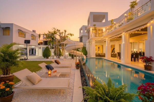 Luxury 5BR Villa Jomtien - Pool, Sports & Karaoke, Забронировать  Отели Джомтьен-Бич с парковкой, Парковка