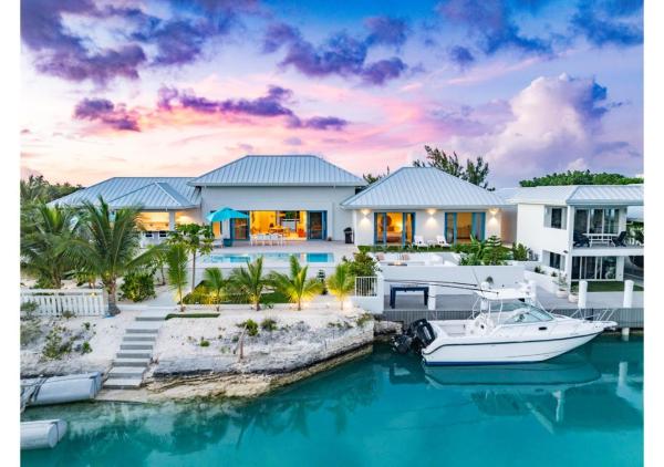 Wakesurf Villa Waterfront Retreat with Dock Kayaks and Pool, Забронировать  Leeward Провиденшиалс