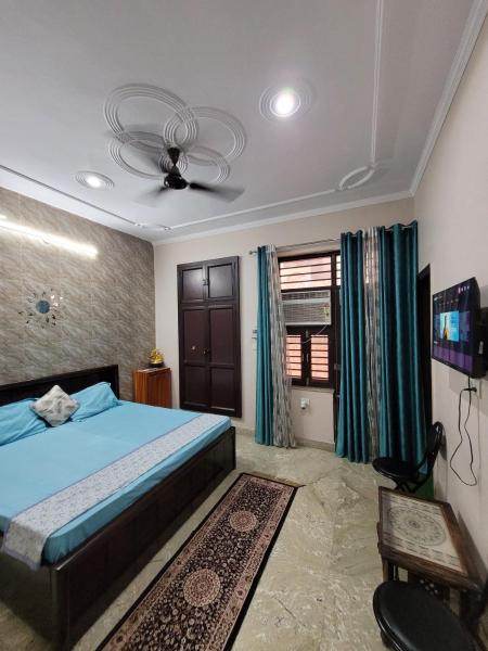 SPACIOUS HOUSE NEAR MEDANTA SEC 38 Hairsh Home Stay, Забронировать  Гургаон Gurgaon Region