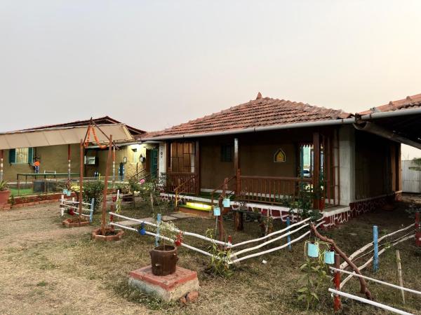 The Peepal mud homes farm stay, Забронировать  Отели Насик с парковкой, Парковка