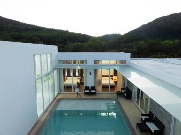 Villa Aurora 6BR Retreat with Pool, Gym, Забронировать  Отели острова Пхукета с бассейном, Бассейн