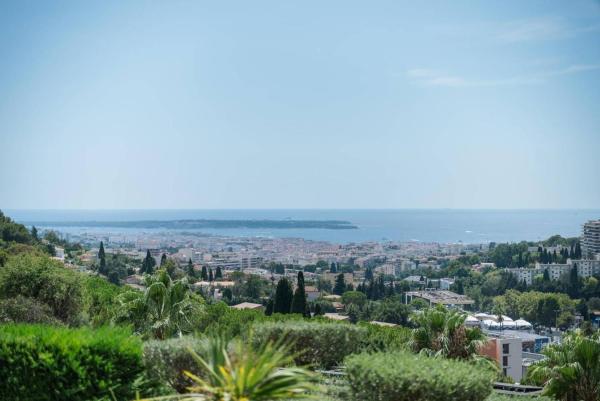MOUG1 - Magnifique villa à mougins avec vue mer, Забронировать  Мужен Софиа-Антиполис