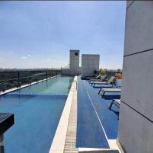 Executive living one bedroom apartment with fully equipped gym swimming pool child play ground and amazing scenic city views, Забронировать Апартаменты/квартира Отели Найроби Каунти с парковкой, рядом с Nairobi Snake Park, Парковка