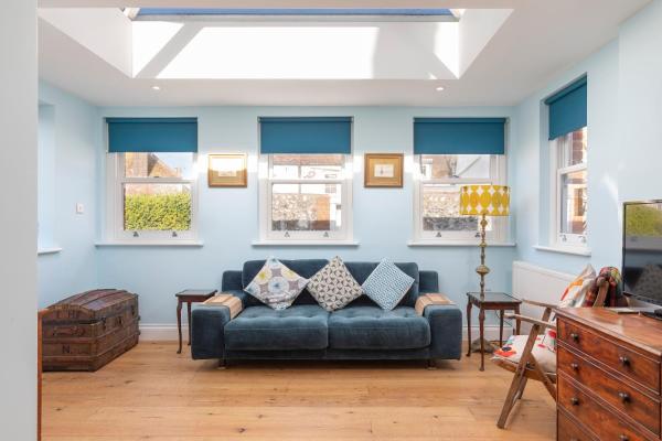 Charming Garden Cottage in Rottingdean Village, Забронировать  Брайтон-энд-Хов 