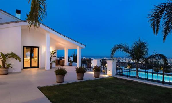 Villa with pool and stunning 180 degrees view, Забронировать  Михас Коста-дель-Соль, рядом с Las Lagunas Theatre