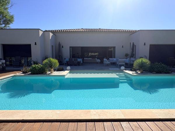 Villa moderne dans le Golfe de Saint Tropez, à 2 km de la mer, Забронировать  Отели в центре Гримо, в центре