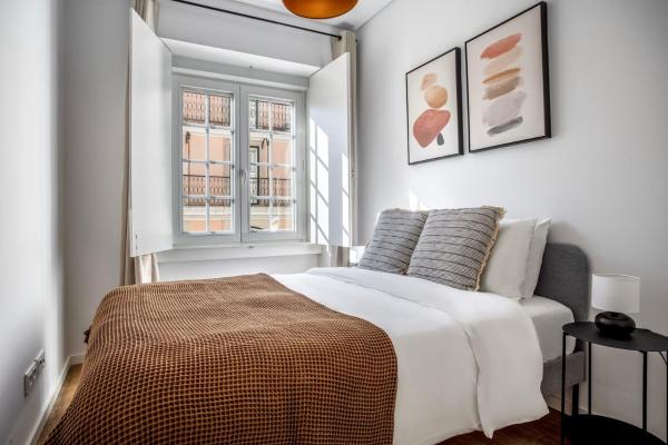 Bedroom in a Modern Apartment in Chiado in a Shared House, Забронировать Апартаменты/квартира Лиссабон Эстремадура