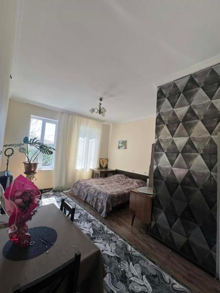 Teos Guesthouse, Забронировать  Отели Кутаиси с парковкой, рядом с Bagrati Cathedral, Парковка
