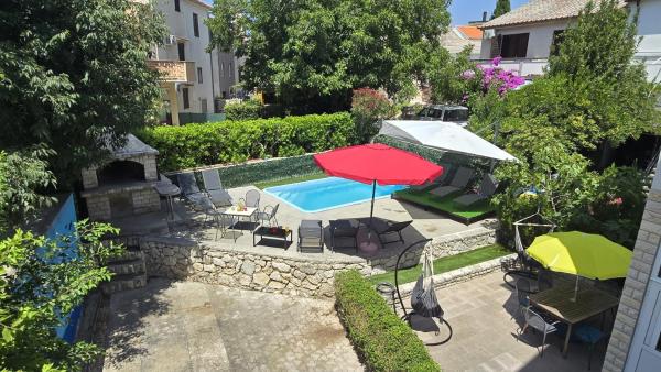 CENTRO POOL House, Забронировать  Отели Новалья с бассейном, Бассейн