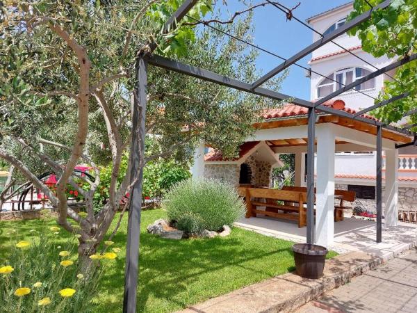 Apartments with parking space Vodice - 6452, Забронировать Апартаменты/квартира Водице Шибенско-Книнская жупания