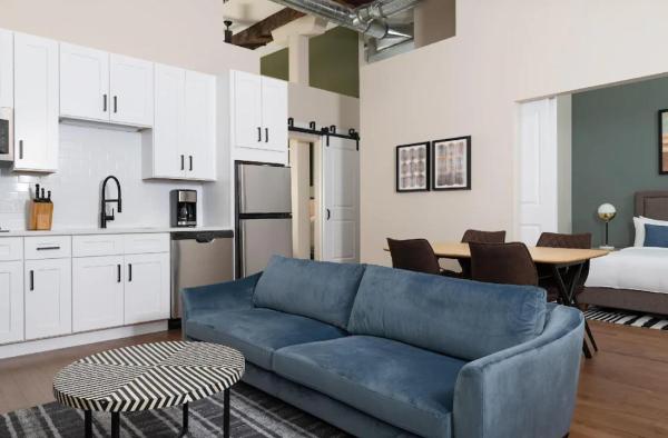 LIVN Millennium Park Downtown Chicago 2BR, Забронировать  Чикаго Большой Чикаго, рядом с Дом Рональда Макдональда при больнице Lurie Children’s