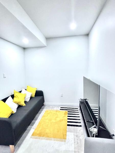 Cozy Home basement suite with private separate entrance, Забронировать  Виннипег Манитоба