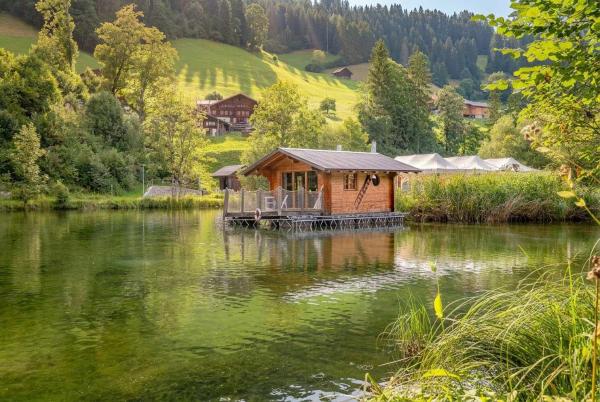 Tiny Water Villa on a Lake with shared camping bathroom, Забронировать  Отели Берна кантона с парковкой, Парковка