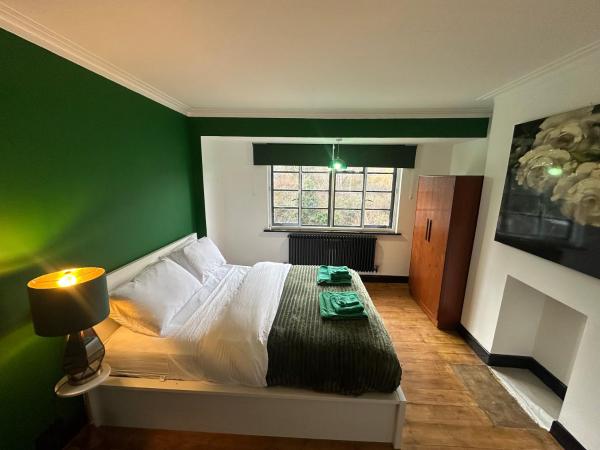 1970s Mid-Century Home with Iconic Bedrooms, Забронировать  Winchmore Hill Большой Лондон