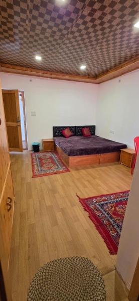 DUZ GURR homestay, Забронировать  Отели Джамму и Кашмира с парковкой, Парковка
