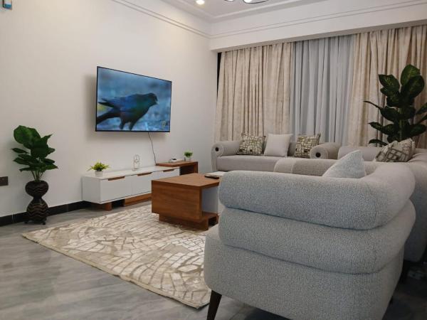Executive elegantly furnished two bedroom apartment with all modern facilities ,modern swimming pool ,fully equipped gym,children playground and close proximity to major shopping centers and gourmet restaurants, Забронировать Апартаменты/квартира Найроби Найроби Каунти