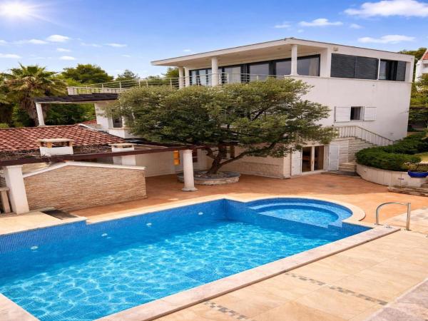 Luxury Garden Villa 50m from the Beach, 预订  苏提万 Brac Island