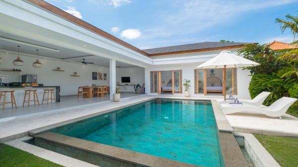 Villa Kuwait Seminyak, Забронировать  Отели Семиньяк с парковкой, Парковка
