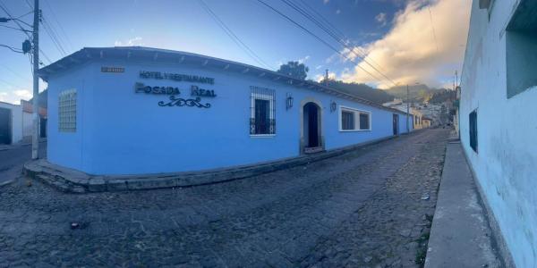 Hotel y Restaurante Posada Real, Забронировать  Отели Кесальтенанго с парковкой, рядом с Quetzaltenango Central Park, Парковка