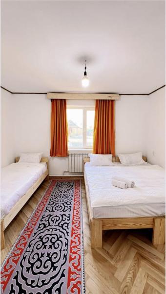 Umai House Karakol, Забронировать  Отели Каракола с парковкой, Парковка