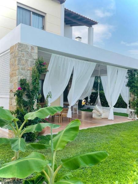 Villa Ellea, Забронировать  Отели Неа-Скиони с парковкой, Парковка
