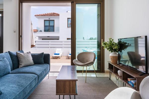 Sea La Vie 3-BR Villa & Private Pool in Protaras, Забронировать  Отели района Фамагусты с парковкой, Парковка