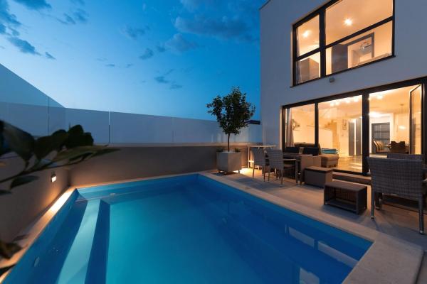 Villa Ampla with heated wellness pool near Poreč, Забронировать  СПА-отели Лицко-Сеньская жупания, SPA-услуги