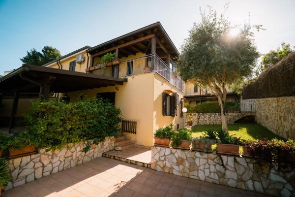Villa Angela, Забронировать  Отели Мандра-Капрерии с парковкой, Парковка