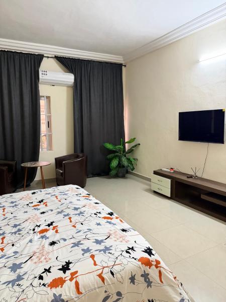 Classic Private Room In Cotonou, Забронировать  Отели Котону с парковкой, Парковка