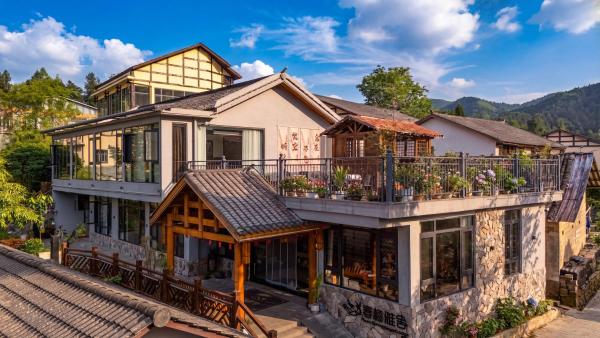 Zhangjiajie Spring Plum Resort-Free One-way Pickup-A 5 minuteswalk to Forest Park, Забронировать  Чжанцзяцзе Хунань