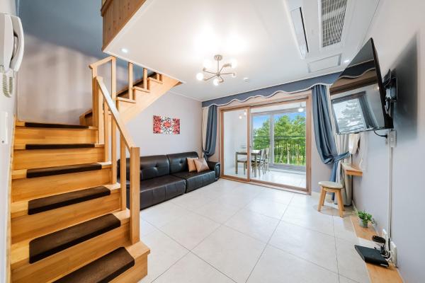 Samcheok The Ggeullim Pension, Забронировать  Отели Самчхок с парковкой, Парковка