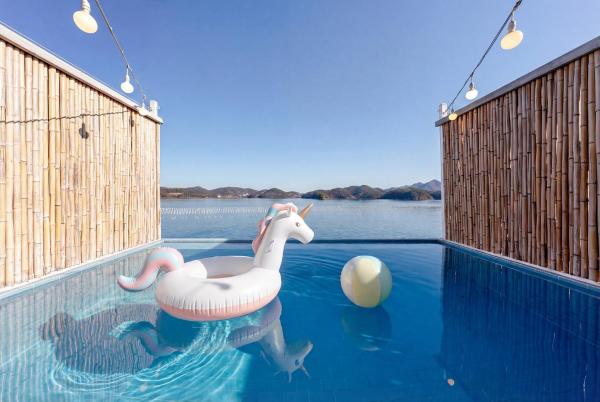 Geoje Rainbow Kids Pool Villa, Забронировать  Кодже Кёнсан-Намдо