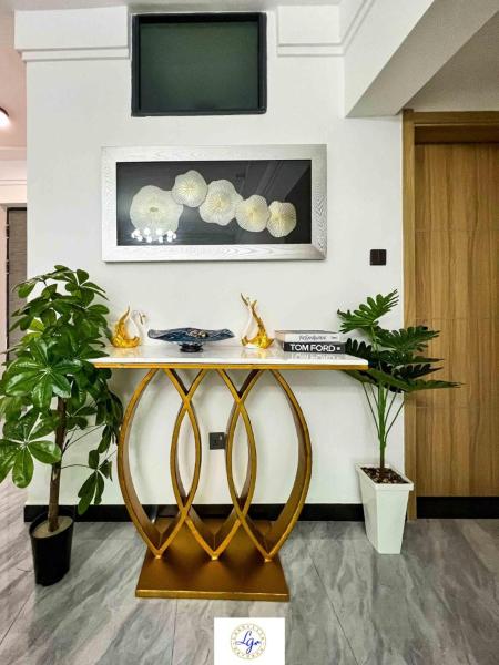 elegant executive two bedroom apartment with amazing city views,swimming pool,fully equipped gym and close proximity to major shopping malls and restaurants, Забронировать Апартаменты/квартира Найроби Найроби Каунти