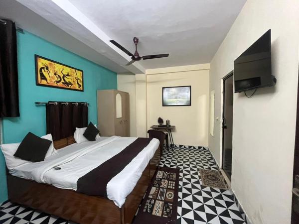Hotel Satya Niketan Near South Embassy, Забронировать  Дели Национальный столичный округ Дели