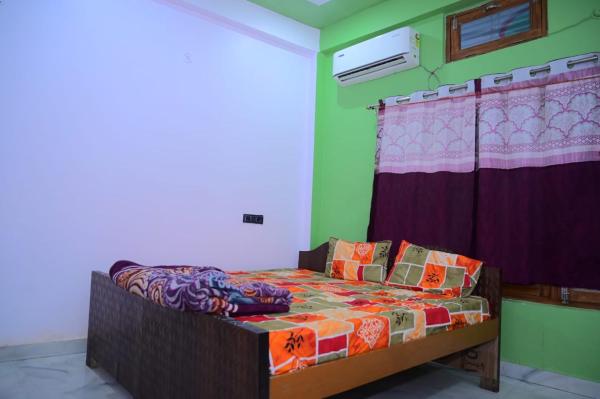 Shree Sita Ram Hanumat palace kamiganj ayodhya dham, Забронировать  Отели Айодхья с парковкой, Парковка