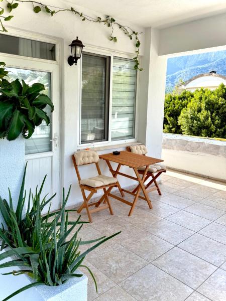 Eda Sultan Guesthouse - 5 Min Walk to Göynük Beach, Забронировать  Отели Средиземноморского региона с парковкой, Парковка