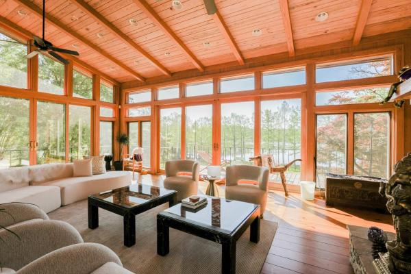 Thomasville Home by RoveTravel - Villa with Lake Views, 预订  托马斯维尔 佐治亚州