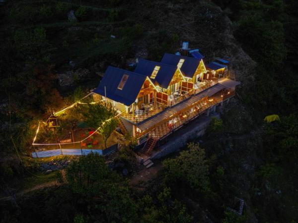 Western Trapogan Cottage in Thirthan Valley, Забронировать  Отели Банджар с парковкой, Парковка