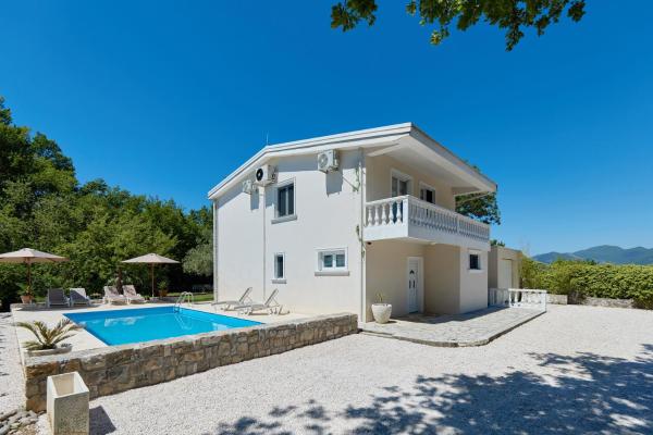 Villa Gallery Home with Outside Pool, Забронировать  Радановичи 