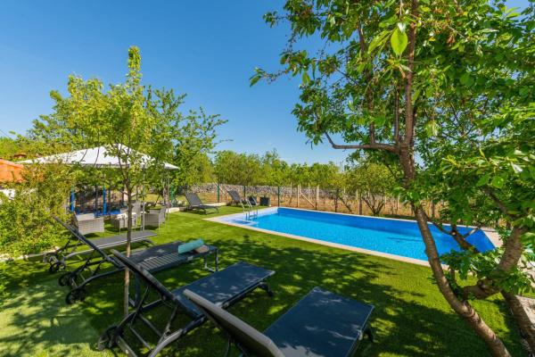 Villa Green Garden in Imotski, private pool, Забронировать  Gornji Vinjani Сплитско-Далматинская жупания