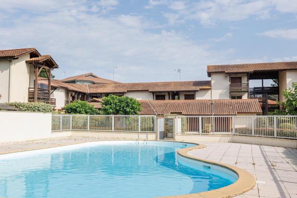 Villa Lolo, Piscine et Terrasse, Забронировать  Отели Аквитаний с парковкой, Парковка