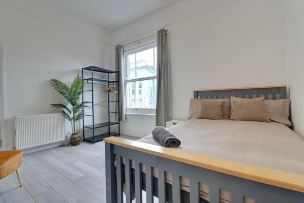 Auckland House - 5-Bedroom Shared Apartment near Southsea Beach, Забронировать Апартаменты/квартира Портсмут Хэмпшир