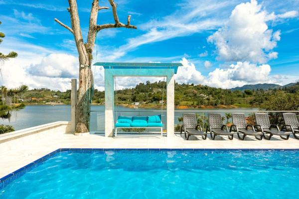 Villa frente al embalse, Забронировать  Отели Эль-Пеньоль с парковкой, Парковка