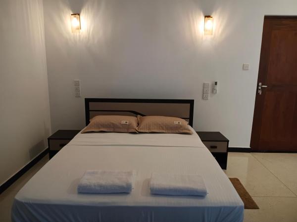 Noah Villa, Забронировать  Отели Негомбо с парковкой, рядом с Negombo General Hospital, Парковка
