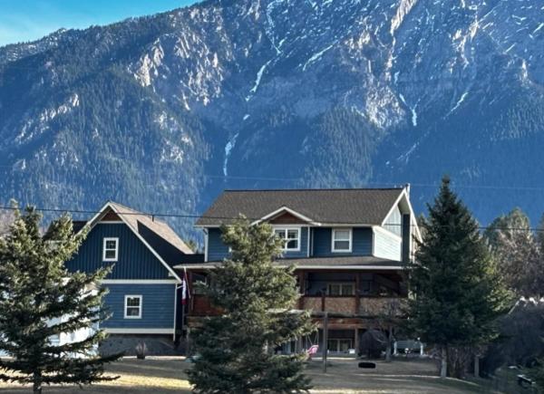 Mountain Guesthouse Bed and Baking, Забронировать  Рейдиум-Хот-Спрингс 