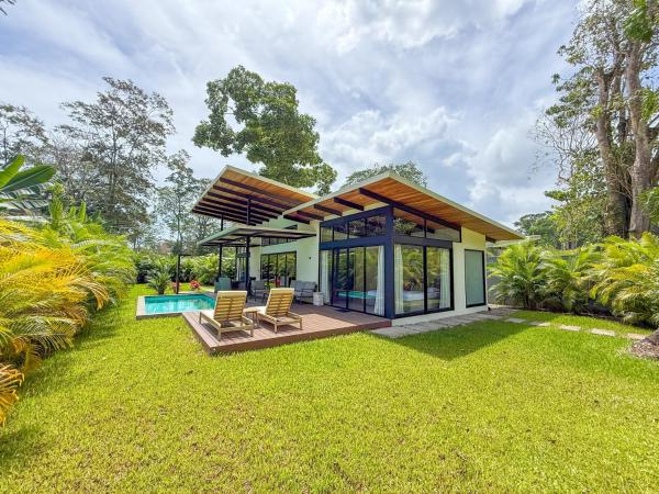 Villa Ocelote - 2 Bed, 2 Bath, Wifi, Walk to the Beach, Забронировать  Отели Hone Creek с парковкой, Парковка